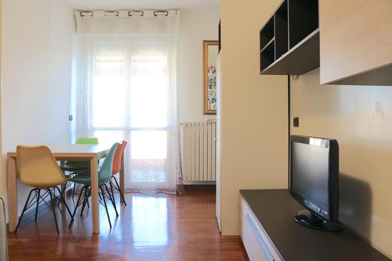 Happy Flat With Terrace Apartment Milan Bagian luar foto